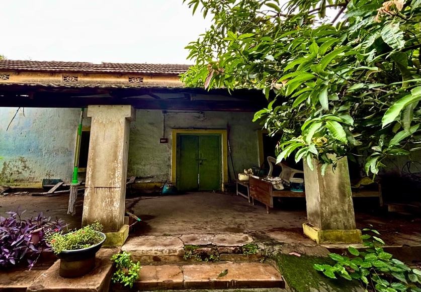 A building with a green door and a green door

Description automatically generated